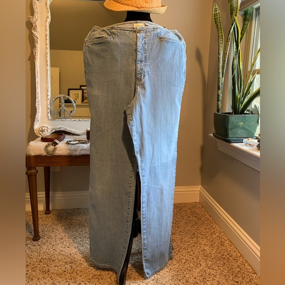 Dream Jeans Light Wash Wide Leg Bootcut Booty Lift Body Hugging Stretch Size 14T - Picture 3 of 4
